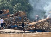 Berantas Tambang Ilegal, Polisi Musnahkan 12 Rakit Dompeng di Sungai Kuantan