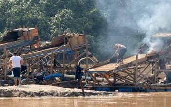 Berantas Tambang Ilegal, Polisi Musnahkan 12 Rakit Dompeng di Sungai Kuantan