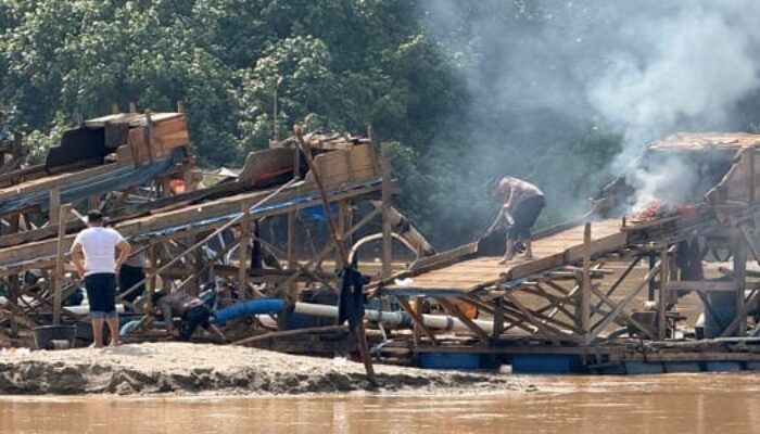 Berantas Tambang Ilegal, Polisi Musnahkan 12 Rakit Dompeng di Sungai Kuantan