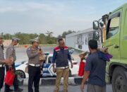 Jelang Mudik Lebaran, Polisi Edukasi Pengendara di Tol Pekanbaru–Dumai Sambil Berbagi Takjil