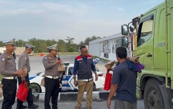Jelang Mudik Lebaran, Polisi Edukasi Pengendara di Tol Pekanbaru–Dumai Sambil Berbagi Takjil