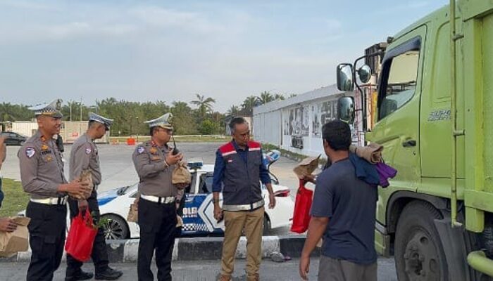 Jelang Mudik Lebaran, Polisi Edukasi Pengendara di Tol Pekanbaru–Dumai Sambil Berbagi Takjil