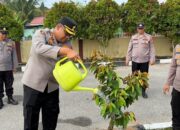 Hijaukan Mapolres, Kapolres Kampar Tanam Pohon Kenitu Kiriman Kapolda Riau