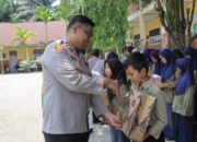 Kapolres Kampar Berbagi Senyum, Bagikan Seragam Sekolah untuk Siswa SD Muhammadiyah Gobah