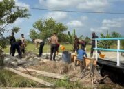Dari Jembatan Rapuh ke Kokoh: Sinergi Polri-Masyarakat Bangun Akses Aman di Muara Kelantan