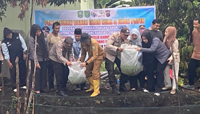 Sinergi untuk Pangan, Polsek Tualang Tebar Ribuan Bibit Patin